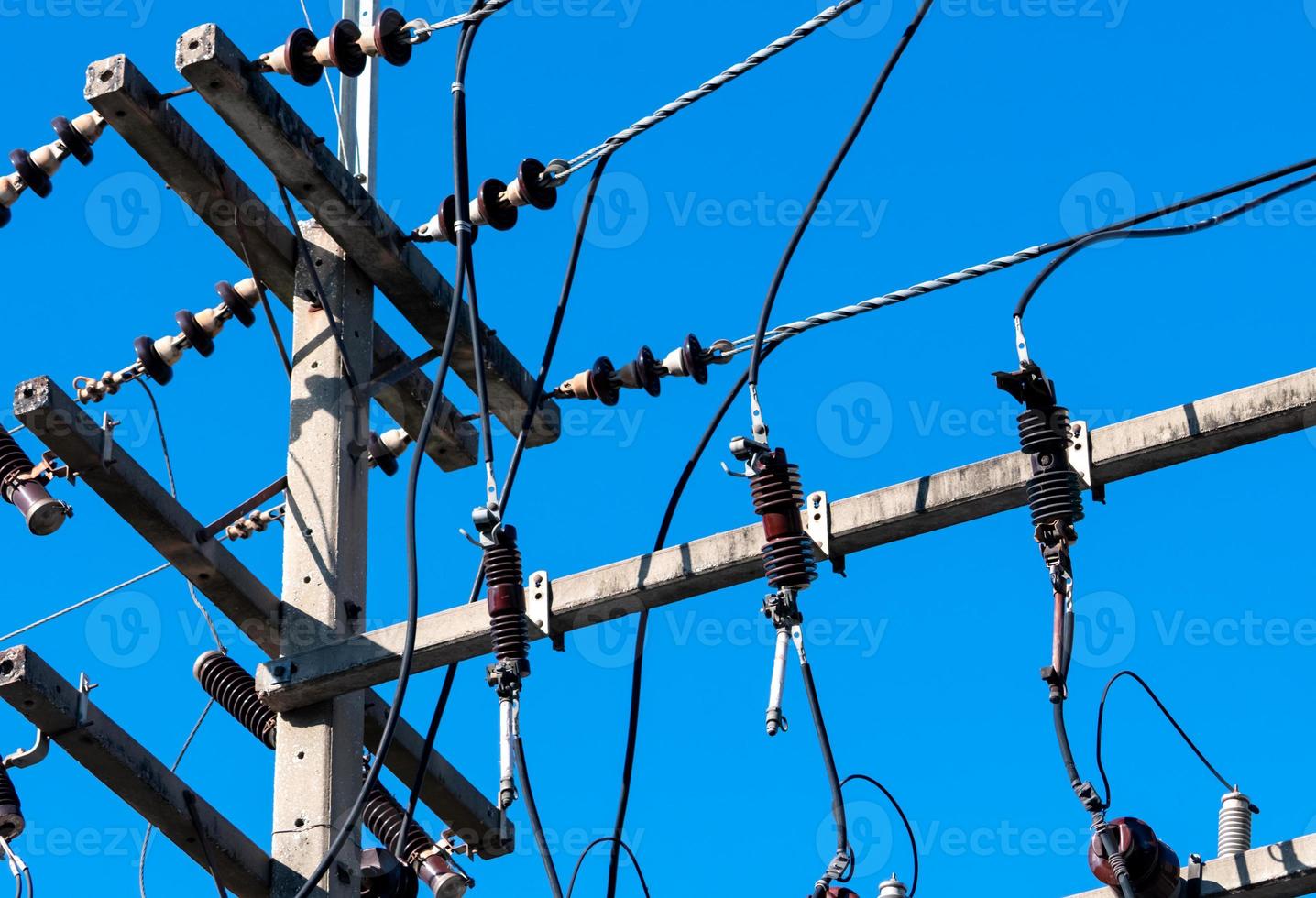 poste eléctrico de alto voltaje y líneas de transmisión con cielo azul claro. torre de electricidad sistema de ingeniería de potencia y energía. Torre de alto voltaje de peligro. alambre de cable en poste eléctrico. industria de la energía. foto