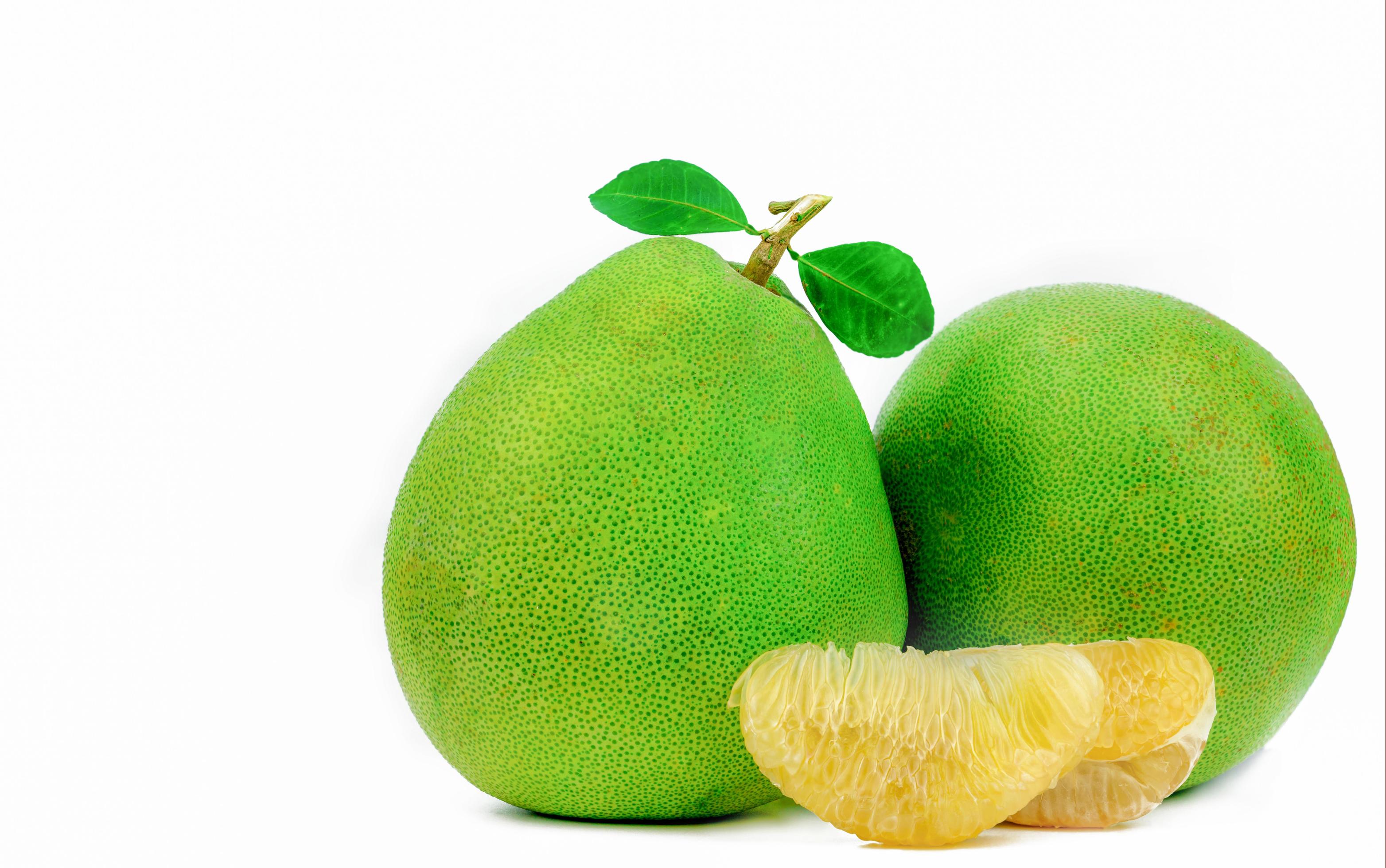 pulpa de pomelo sin semillas aisladas sobre fondo blanco. fruta de