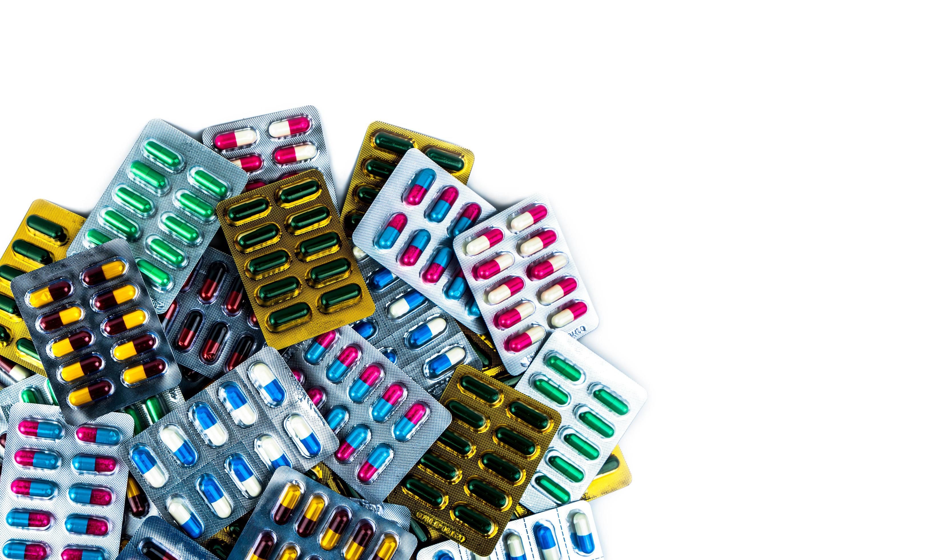 vista superior de las píldoras de cápsula antibiótica en blister aislado sobre fondo blanco