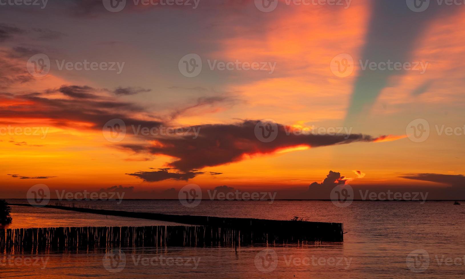 hermoso cielo rojo y naranja al atardecer sobre el mar tropical. cielo rojo del atardecer. horizonte en el mar. mar tropical vista panorámica del cielo del atardecer. océano en calma marina. imagen artística de la capa de nubes en el cielo del atardecer. foto