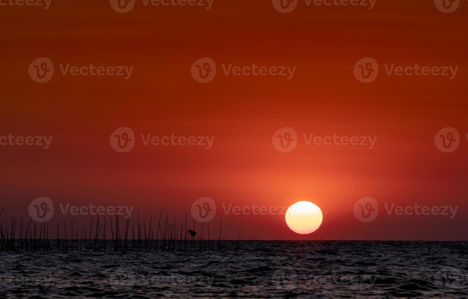 gran sol sobre el mar al atardecer. hermoso cielo al atardecer y horizonte. cielo romántico rojo para un fondo pacífico y tranquilo. inspiración y antecedentes de citas. belleza en la naturaleza. escena de la playa de verano. Oceano. foto