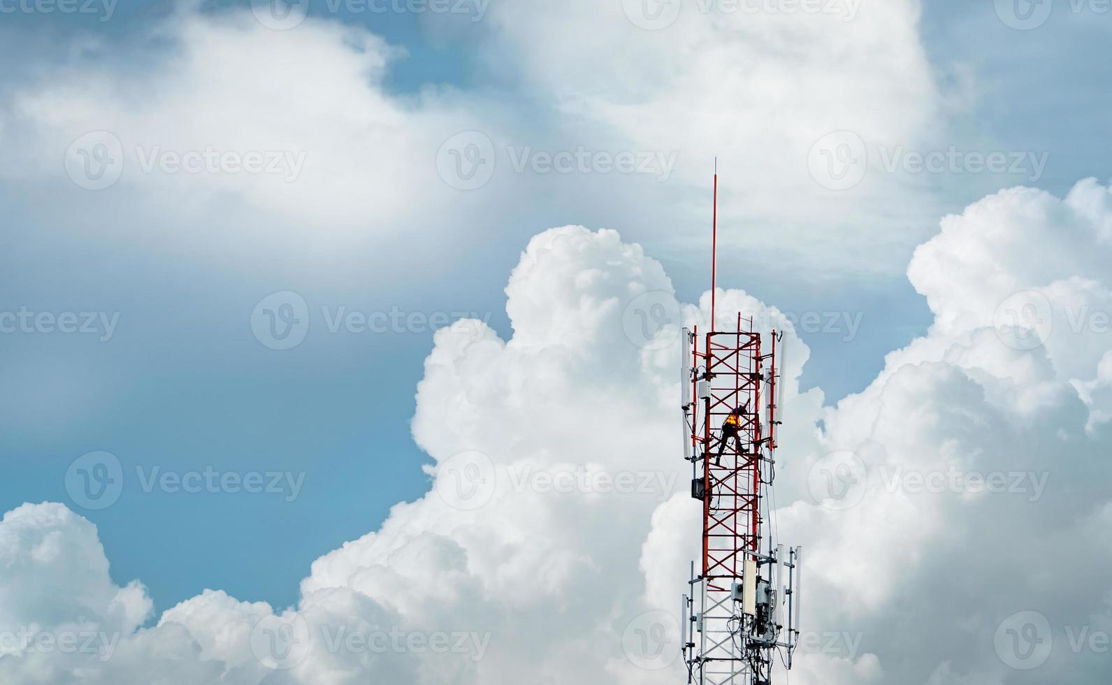 torre de telecomunicaciones con cielo azul y nubes blancas. trabajador instaló equipo 5g en torre de telecomunicaciones. tecnología de comunicación. industria de las telecomunicaciones Red móvil o de telecomunicaciones 5g. foto