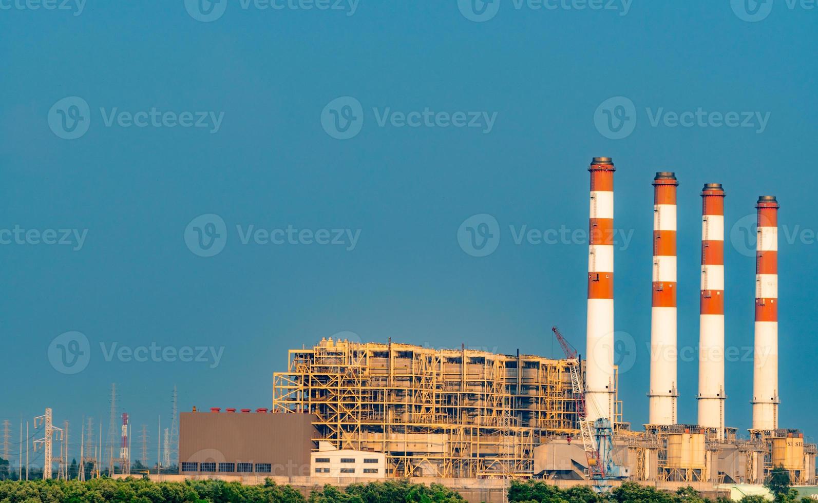 planta de energía. central térmica y central eléctrica de ciclo combinado en tailandia. central eléctrica a gas natural y petróleo. concepto de contaminación del aire. estación de torre eléctrica de alto voltaje foto