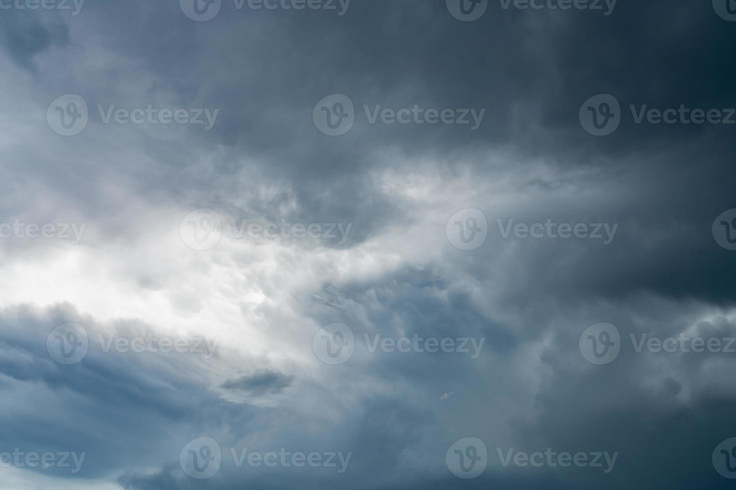 oscuro cielo dramatico y nubes. fondo para la muerte y el triste concepto. cielo gris y
