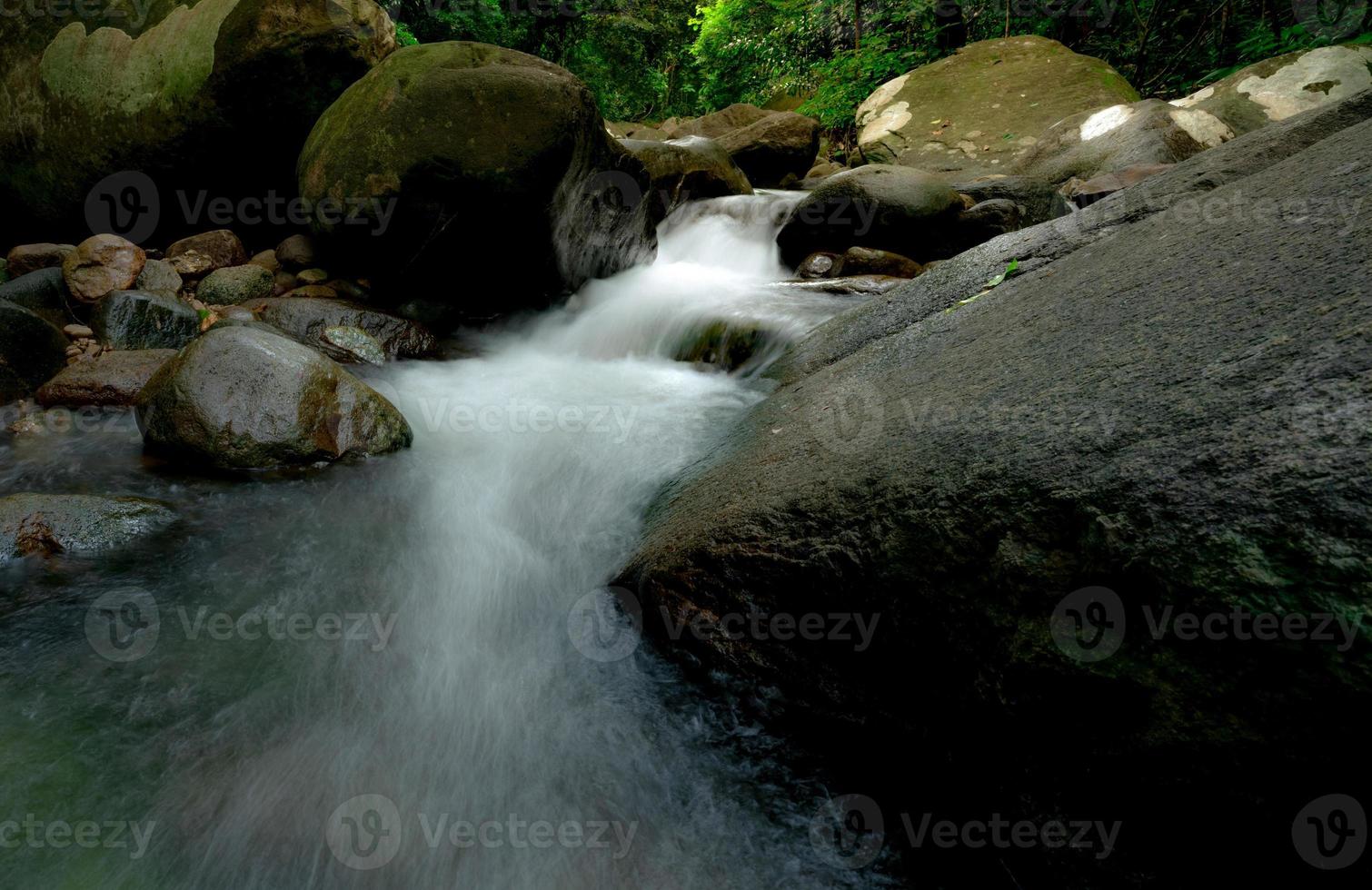 la cascada fluye en la jungla. roca o piedra en cascada. cascada en el bosque tropical. fondo de la naturaleza. viajes de temporada verde. suave fluir del agua. turismo ecológico. cascada en abundancia salvaje. foto