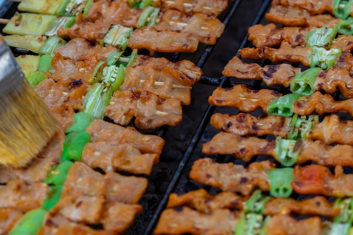 Carne de cerdo a la parrilla. cerdo asado. chuletas de cerdo asadas. Cerdo a la barbacoa al estilo tailandés para comer con arroz pegajoso. comida tailandesa. alimentos ricos en colesterol. alimentos contaminados con acrilamida al asar a la parrilla. desayuno. alimento proteico foto