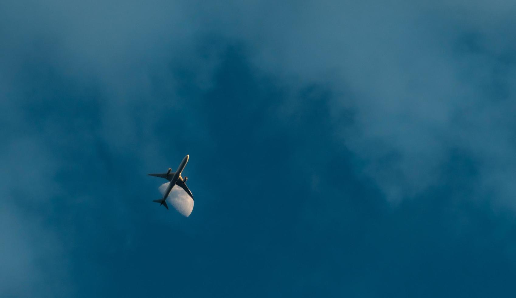 aerolínea comercial volando sobre cielo azul y nubes blancas. bajo la vista del vuelo del avión. avión de pasajeros después de despegar o ir al vuelo de aterrizaje. viajes de vacaciones de verano al extranjero. transporte aéreo. foto