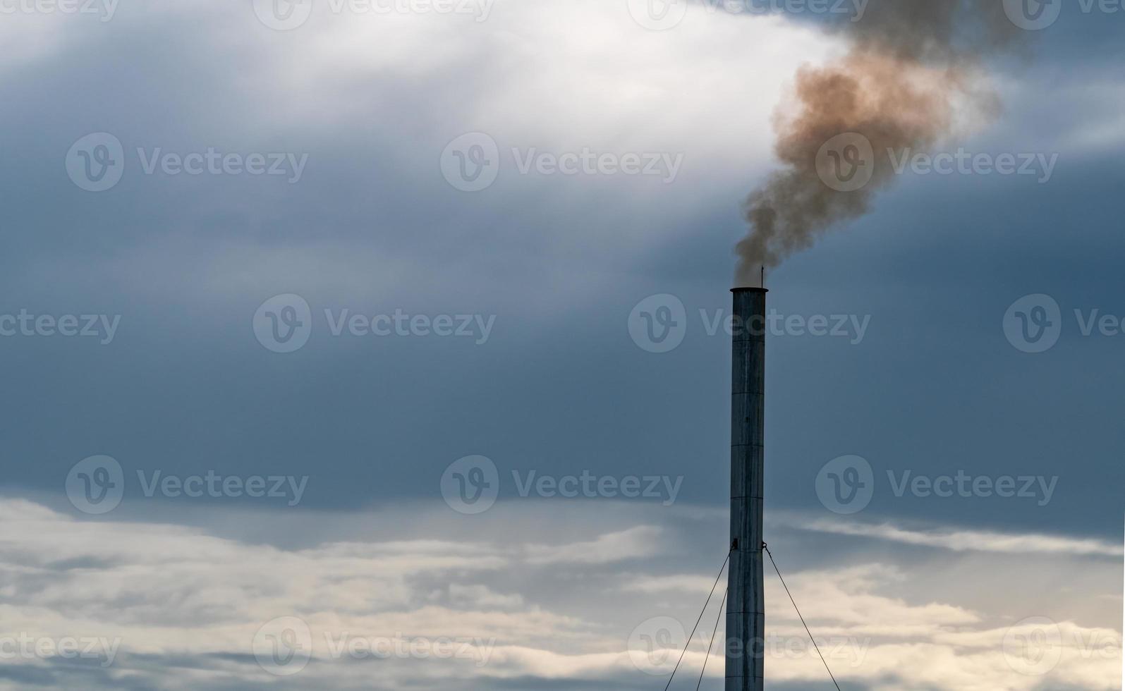 contaminación del aire de la fábrica. humo de la chimenea de la tubería industrial en el cielo del atardecer. concepto de problema de calentamiento global. mala calidad del aire. factores de emisión de contaminantes atmosféricos. contaminación del aire pm 2.5 polvo. foto