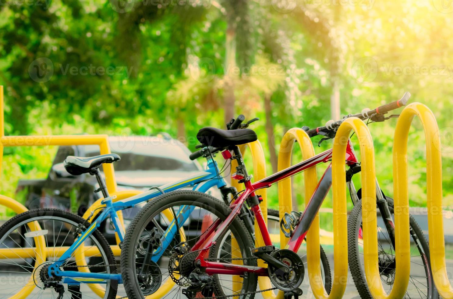 sistemas de bicicletas compartidas. negocio de alquiler de bicicletas. bicicleta para recorrido por la ciudad en la estación de estacionamiento de bicicletas. transporte ecológico. economía urbana transporte público. estación de bicicletas en el parque. estilo de vida saludable. foto