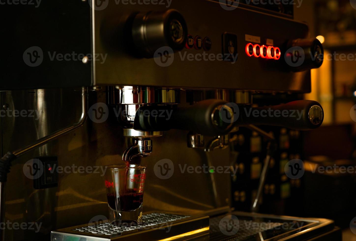 máquina de café profesional de primer plano en la cafetería. cafetera para  hacer espresso, americano, latte