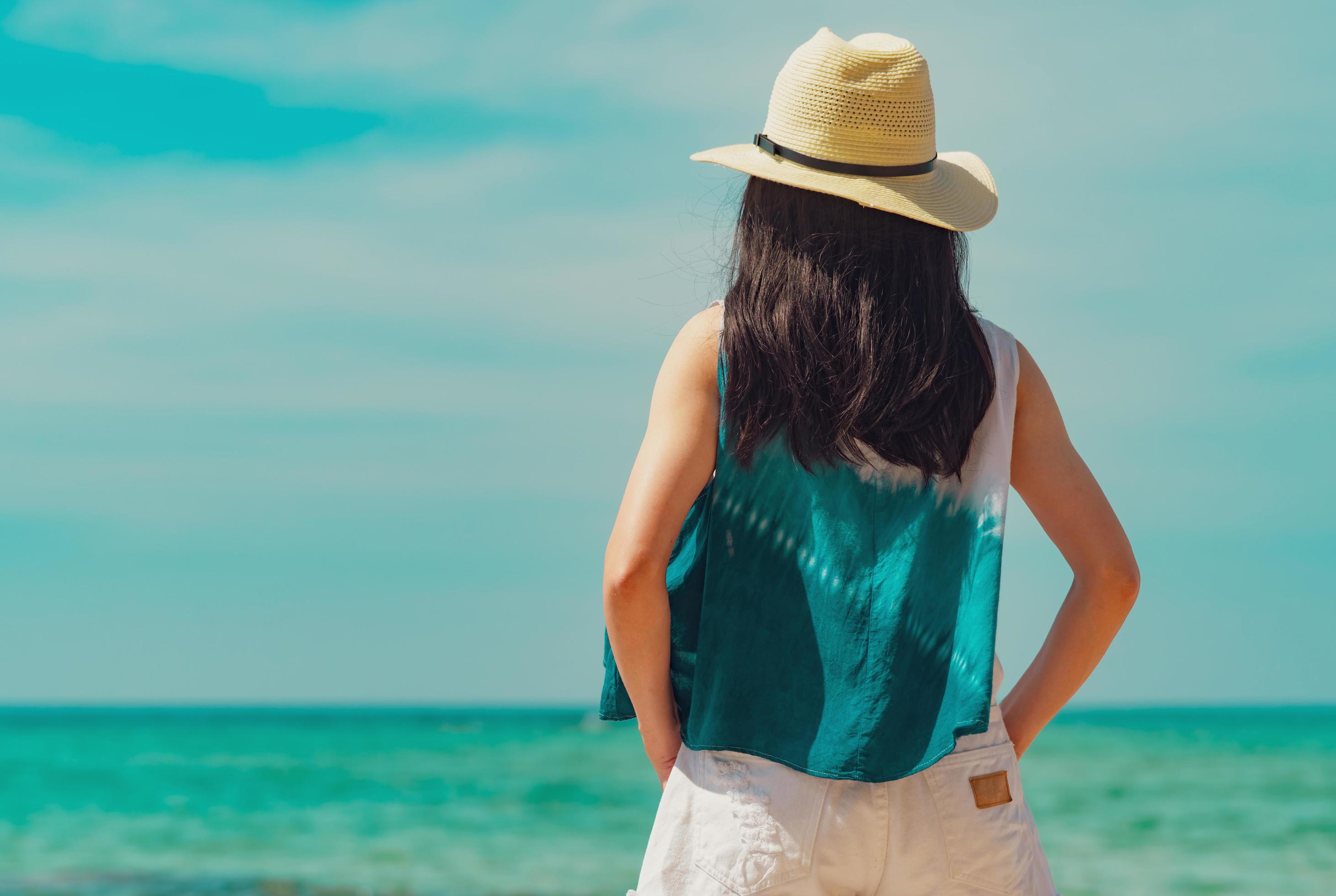 Premium Photo  Young woman in casual outfit relaxing on seaside on warm  evening. summer vacations and travelling concept.