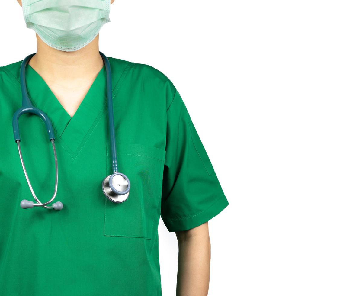 el médico cirujano usa uniforme de camisa verde y mascarilla verde. médico con estetoscopio colgado en el cuello. profesional de la salud. médico cirujano de pie con confianza. concepto de confianza del paciente. foto