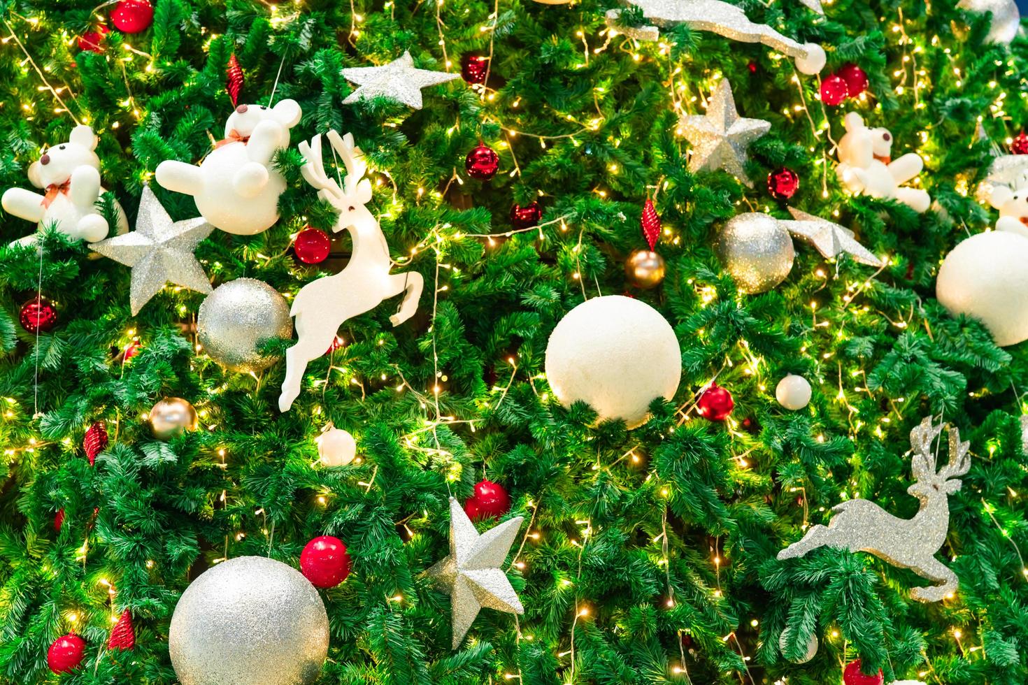 cierra del árbol navidad bolas rojas, doradas, plateadas y blancas, estrella plateada