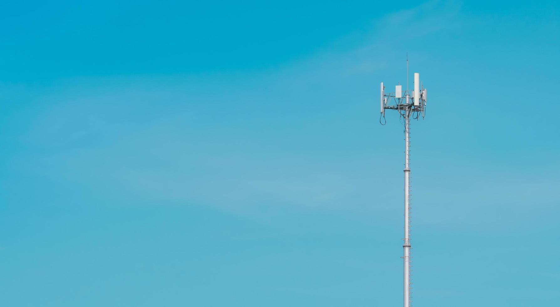 torre de telecomunicaciones con fondo de cielo azul claro. la antena en el cielo azul. poste de radio y satélite. tecnología de la comunicación. industria de las telecomunicaciones Red móvil o de telecomunicaciones 4g. foto