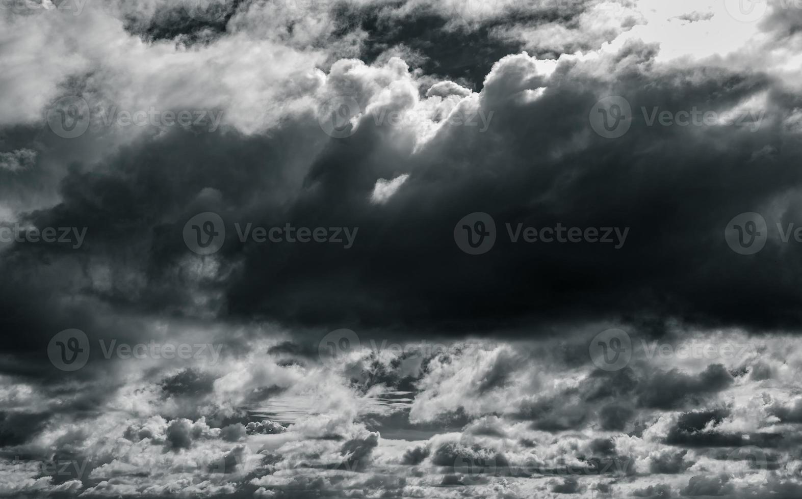 oscuro cielo dramatico y nubes. fondo para la muerte y el triste concepto. cielo gris y