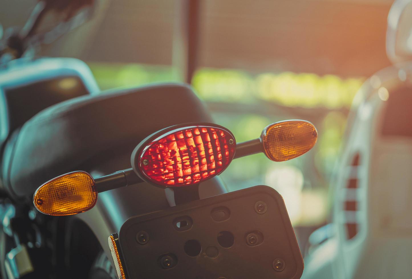 freno de motocicleta y luz de señal de giro sobre fondo borroso. nuevo gran parque de bicicletas en la sala de exposición. concepto de concesionario de motos. partes de moto. concepto de prueba de licencia de motocicleta. foto