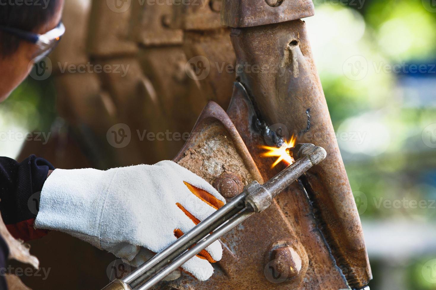 cortar un acero con un soplete de gas. La soldadura con gas y el corte con oxicombustible son procesos que utilizan gases combustibles y oxígeno para soldar y cortar metales. foto