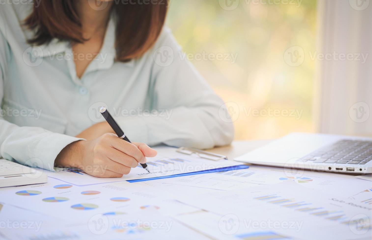business woman analyzing charts and display graphs Successful work concepts. Business growth, business strategy planning. Learning and business development. photo