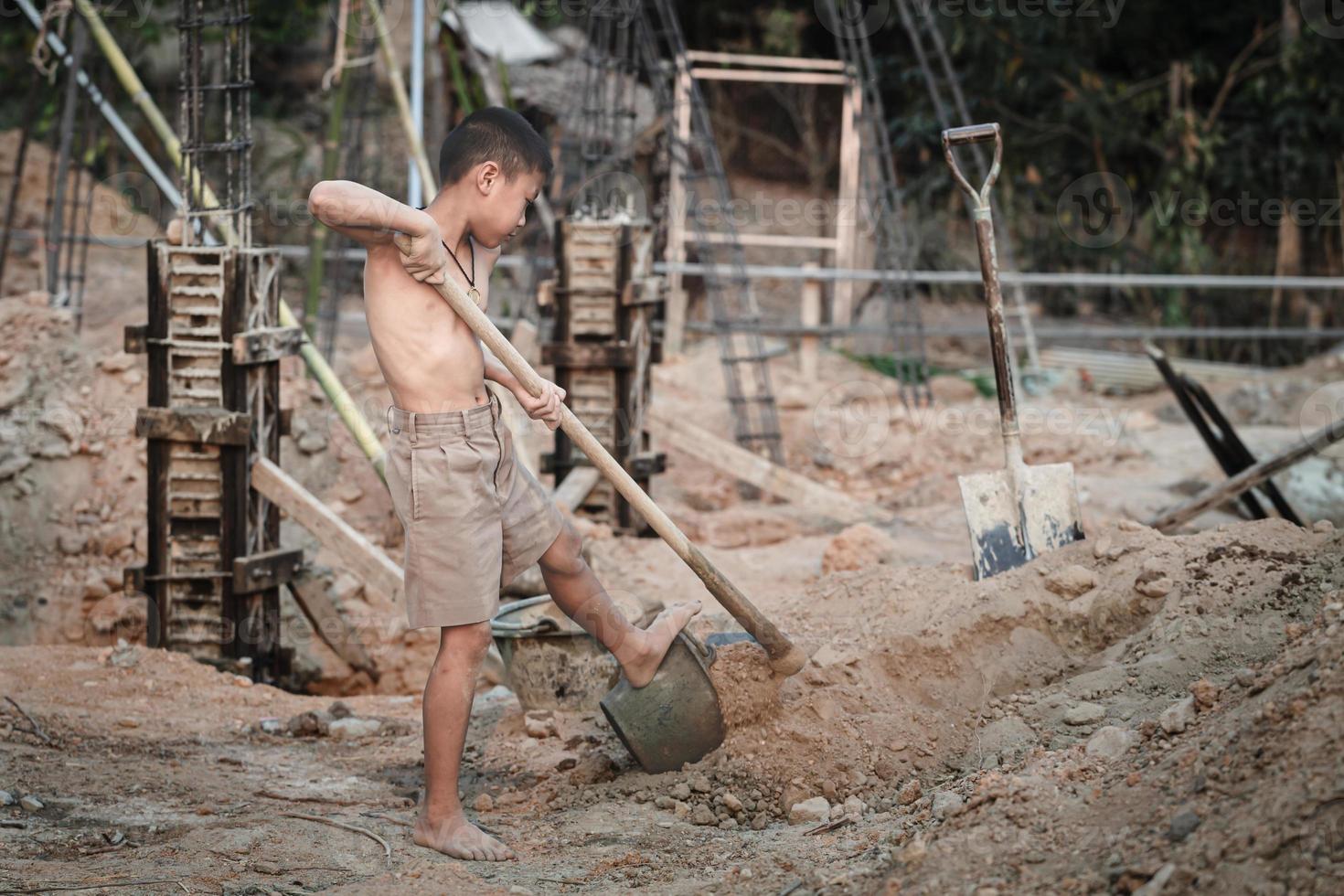 los niños pobres en el sitio de construcción fueron obligados a trabajar. concepto contra el trabajo infantil. la opresión o intimidación del trabajo forzoso entre los niños. trata de personas foto