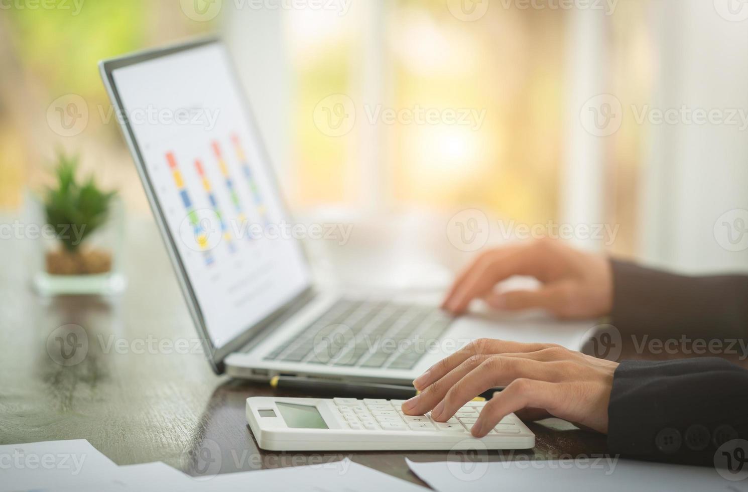 business woman analyzing charts and display graphs Successful work concepts. Business growth, business strategy planning. Learning and business development. photo