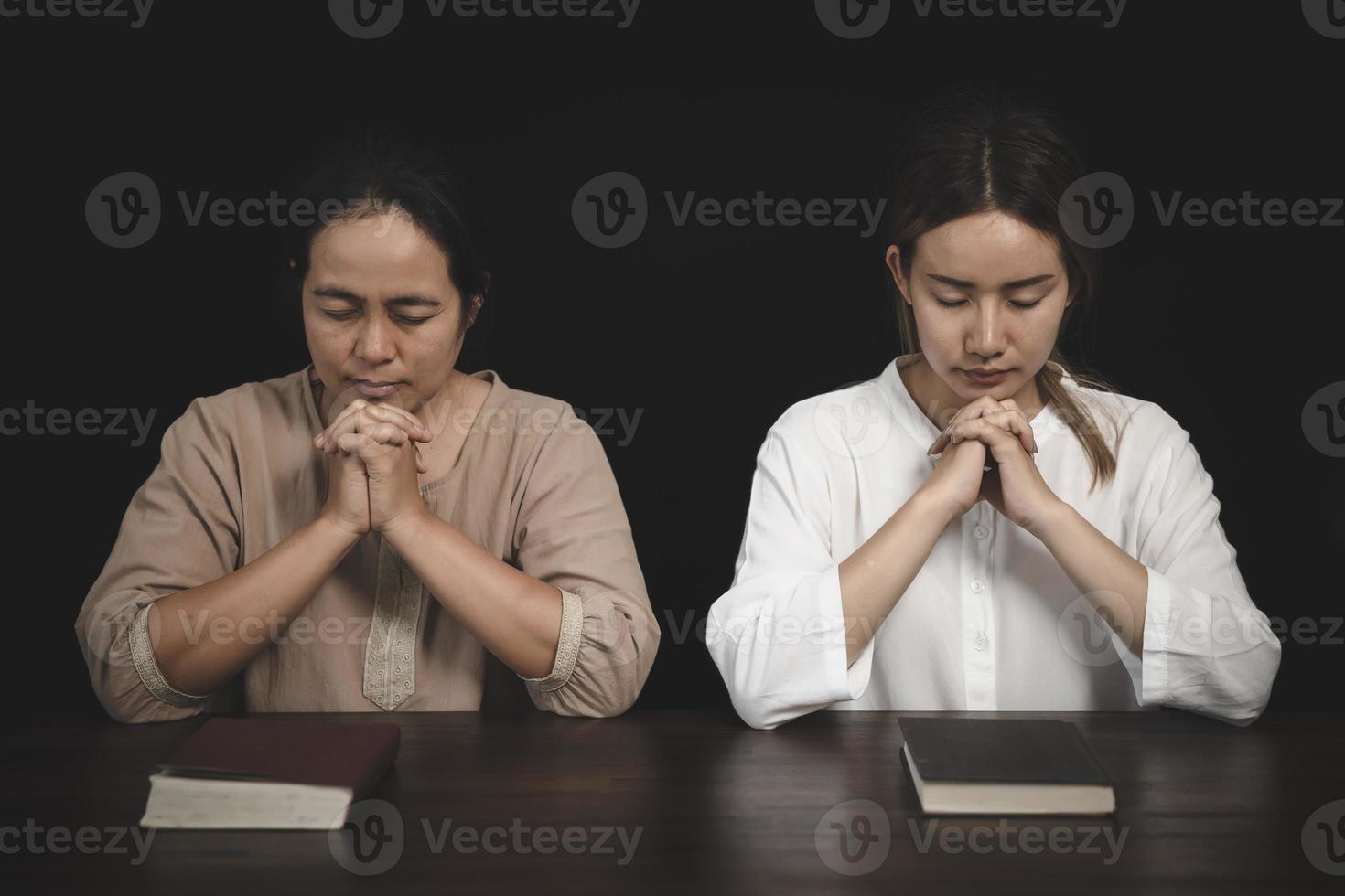 dos mujeres están orando por la bendición de dios. la idea de orar al señor con paciencia y constancia. que dios te fortalezca. proteger y crear milagros. foto