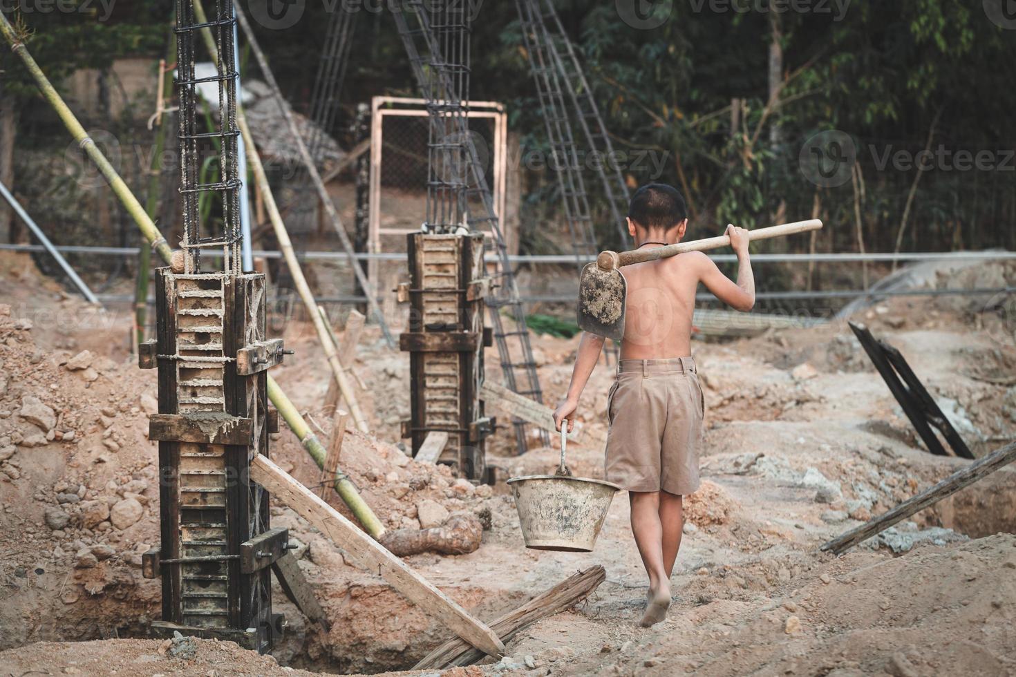 los niños pobres en el sitio de construcción fueron obligados a trabajar. concepto contra el trabajo infantil. la opresión o intimidación del trabajo forzoso entre los niños. trata de personas foto