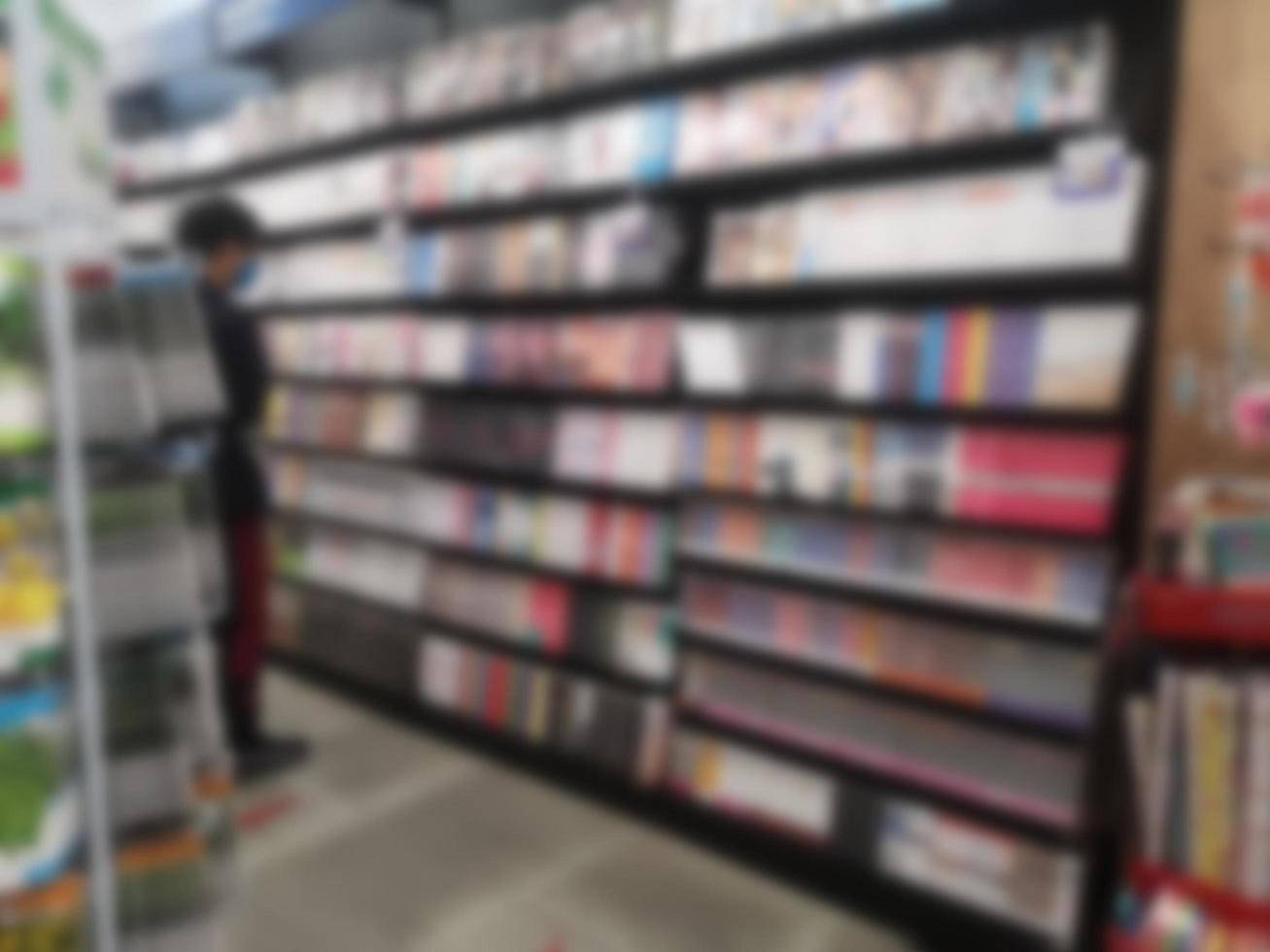 borroso de libros dispuestos en estanterías, estantería en la tienda o biblioteca, fondo foto