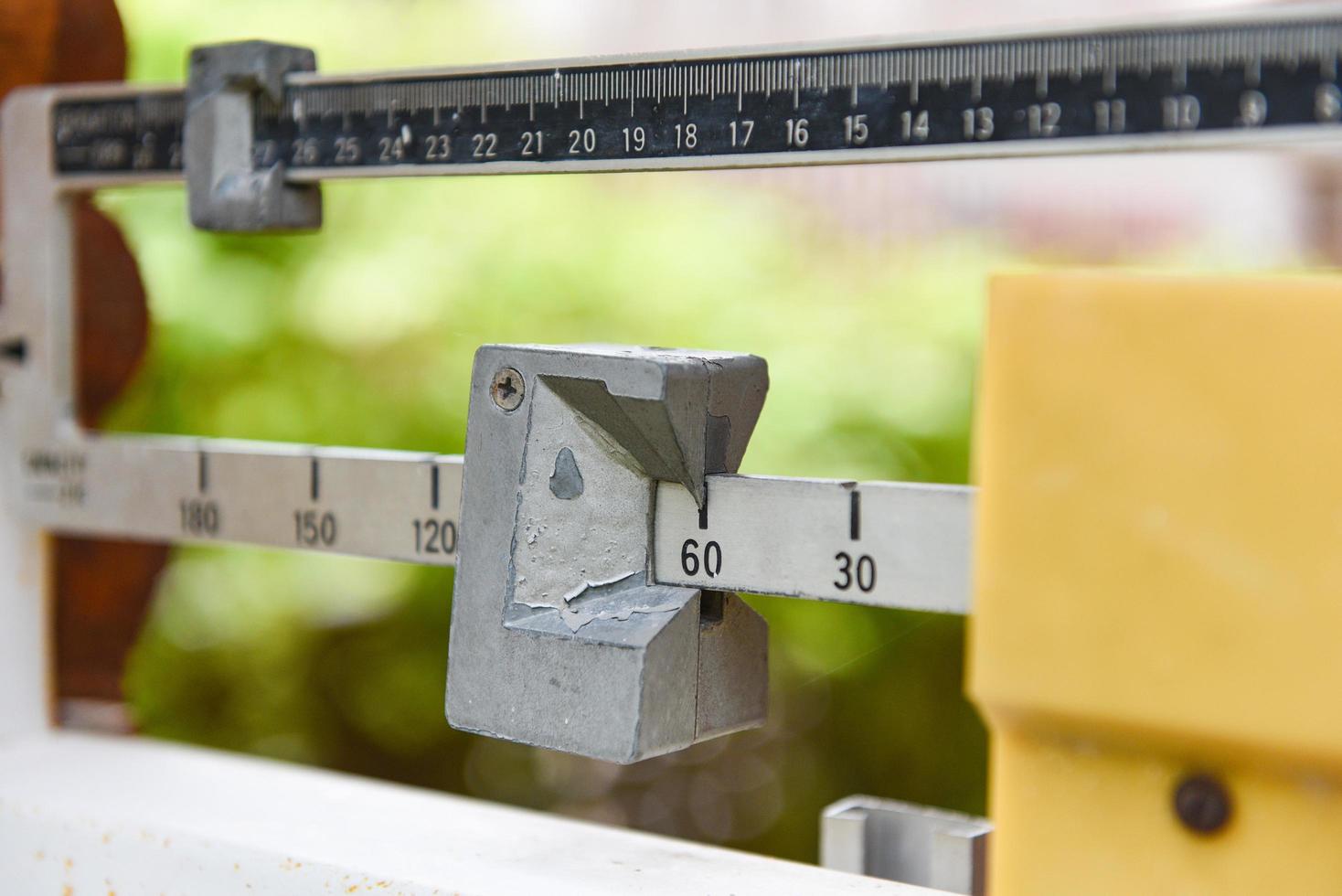básculas de herramientas de medición antiguas, máquina de medición - sección media de la báscula de peso de equilibrio de ajuste medio foto