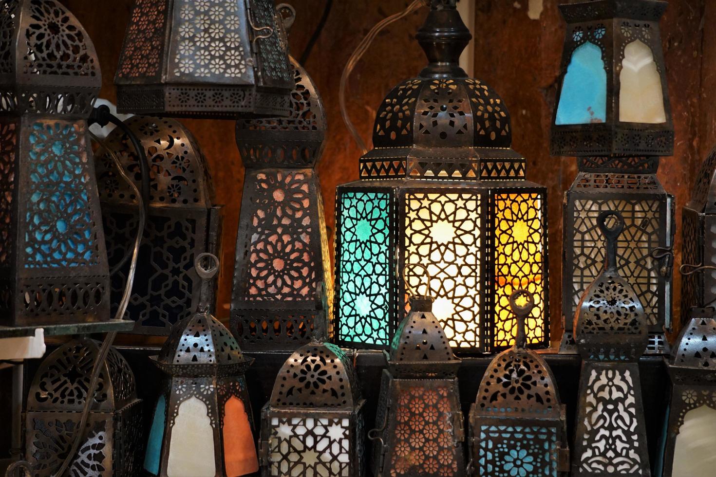 decoraciones orientales como fanoos para el mes de ramadán en el mercado, el cairo, egipto. foto