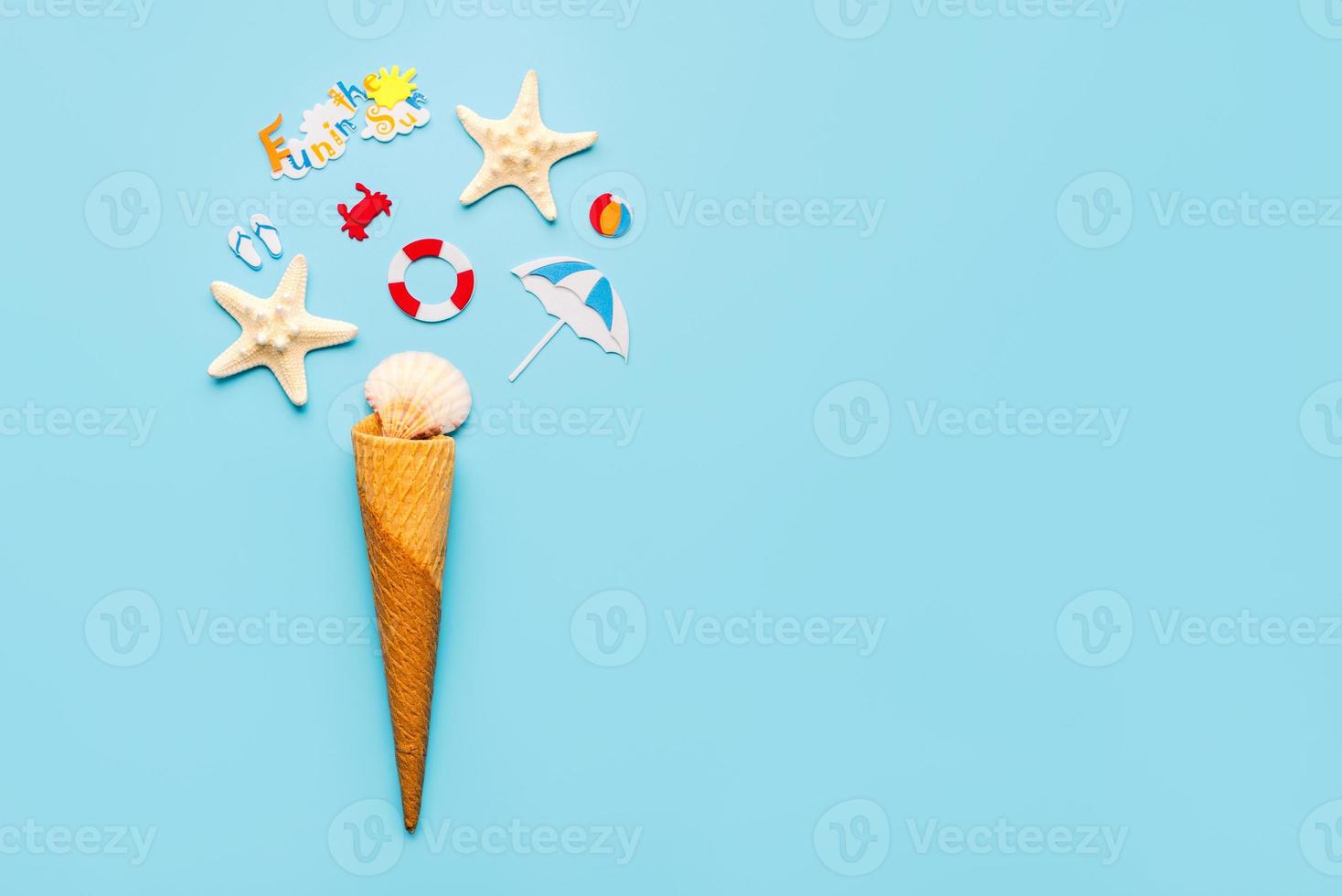 cono de helado con conchas marinas, estrellas de mar y dibujos de playa con espacio para texto. concepto de vacaciones de verano foto