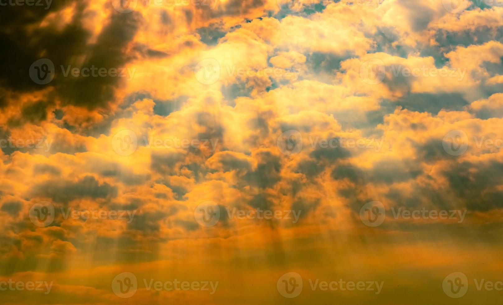 dios luz. espectacular cielo nublado oscuro con rayo de sol. rayos de sol amarillos a través de nubes oscuras y blancas. luz de dios del cielo para la esperanza y el concepto fiel. creer en Dios. fondo hermoso del cielo de la luz del sol foto