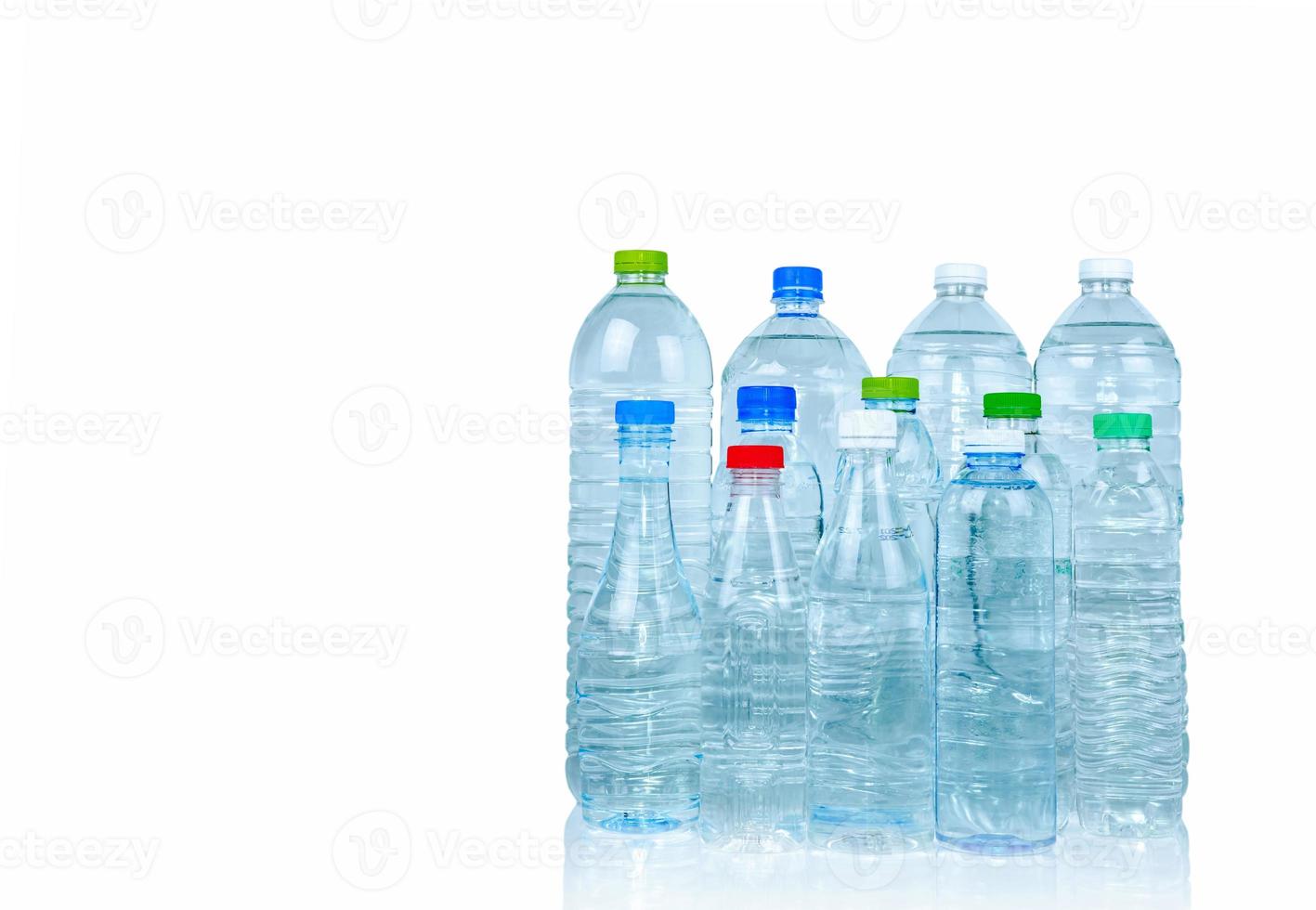 juego de botellas de agua de plástico transparente aisladas en fondo blanco con etiqueta en blanco. botella de agua clara y mineral natural con tapa cerrada. bebida saludable botella de plástico de colección con líquido completo foto