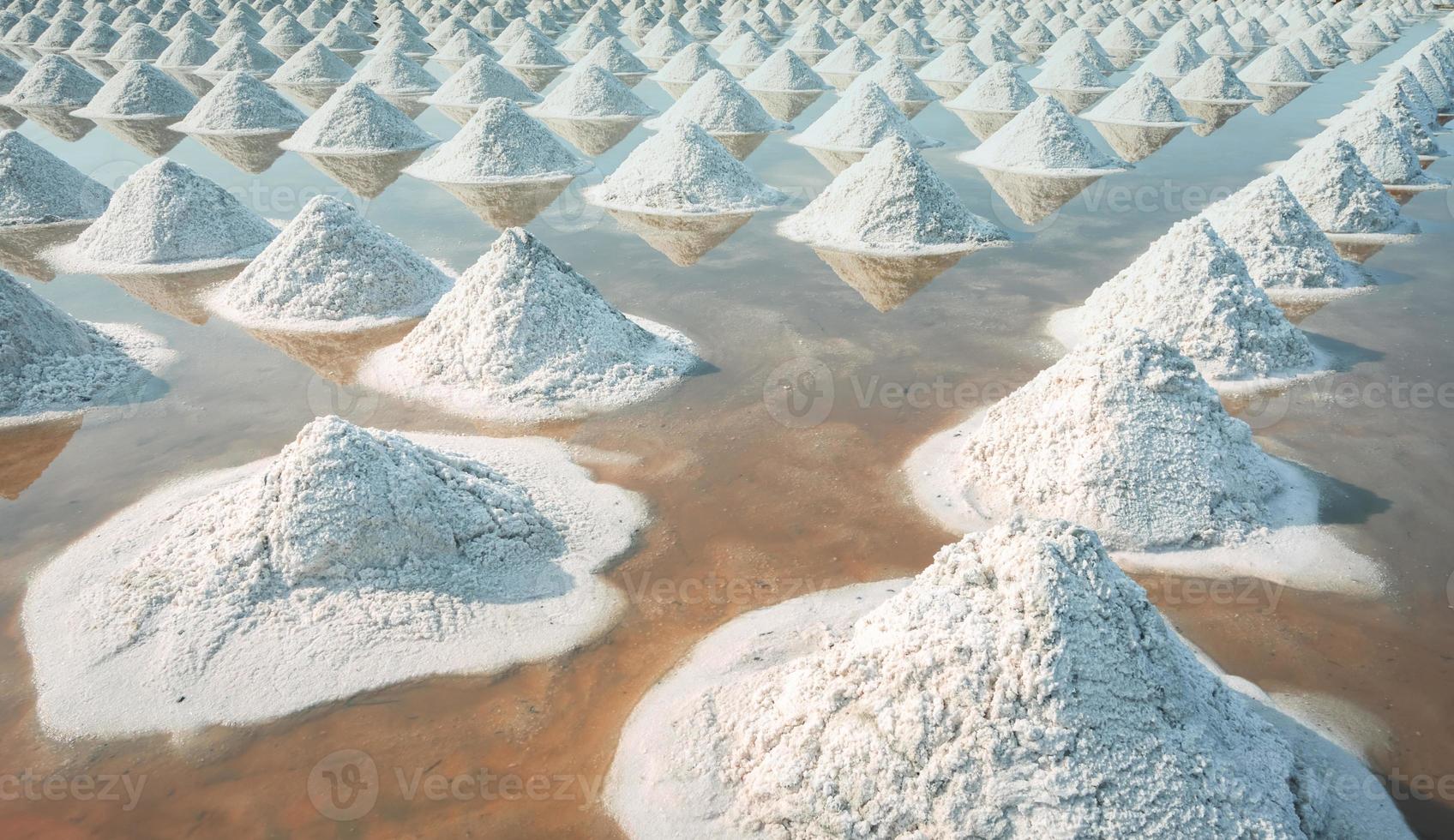 granja de salmuera en samut sakhon, tailandia. sal marina orgánica. evaporación y cristalización del agua de mar. materia prima de sal industrial. cloruro de sodio. sistema de evaporación solar. fuente de yodo foto