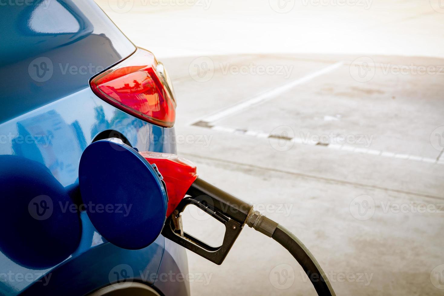 repostaje de coches en la gasolinera. repostar llenar con gasolina gasolina. bomba de gasolina que llena la boquilla de combustible en el tanque de combustible del automóvil en la gasolinera. industria y servicio de gasolina. precio de la gasolina y concepto de crisis del petróleo. foto