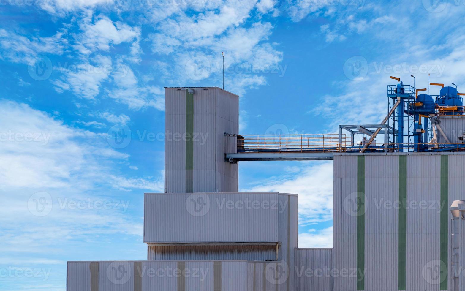 silo agrícola en la fábrica de piensos. tanque grande para almacenar granos en la fabricación de piensos. torre de almacenamiento de semillas para la producción de alimentos para animales. alimentos comerciales para la industria ganadera, porcina y piscícola. foto