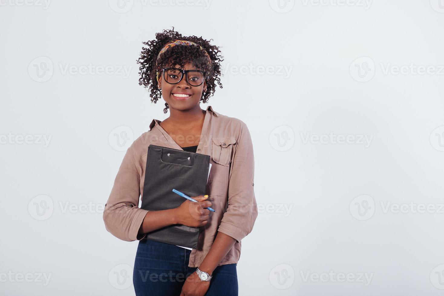 concepción de la educación. hermosa chica afroamericana con cabello rizado en el estudio con fondo blanco foto