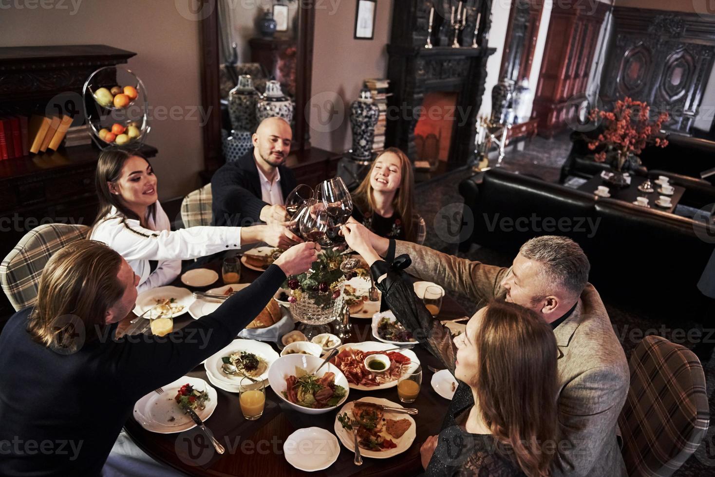 todos están felices. amigos de la familia pasando un buen rato en un hermoso y lujoso restaurante moderno foto