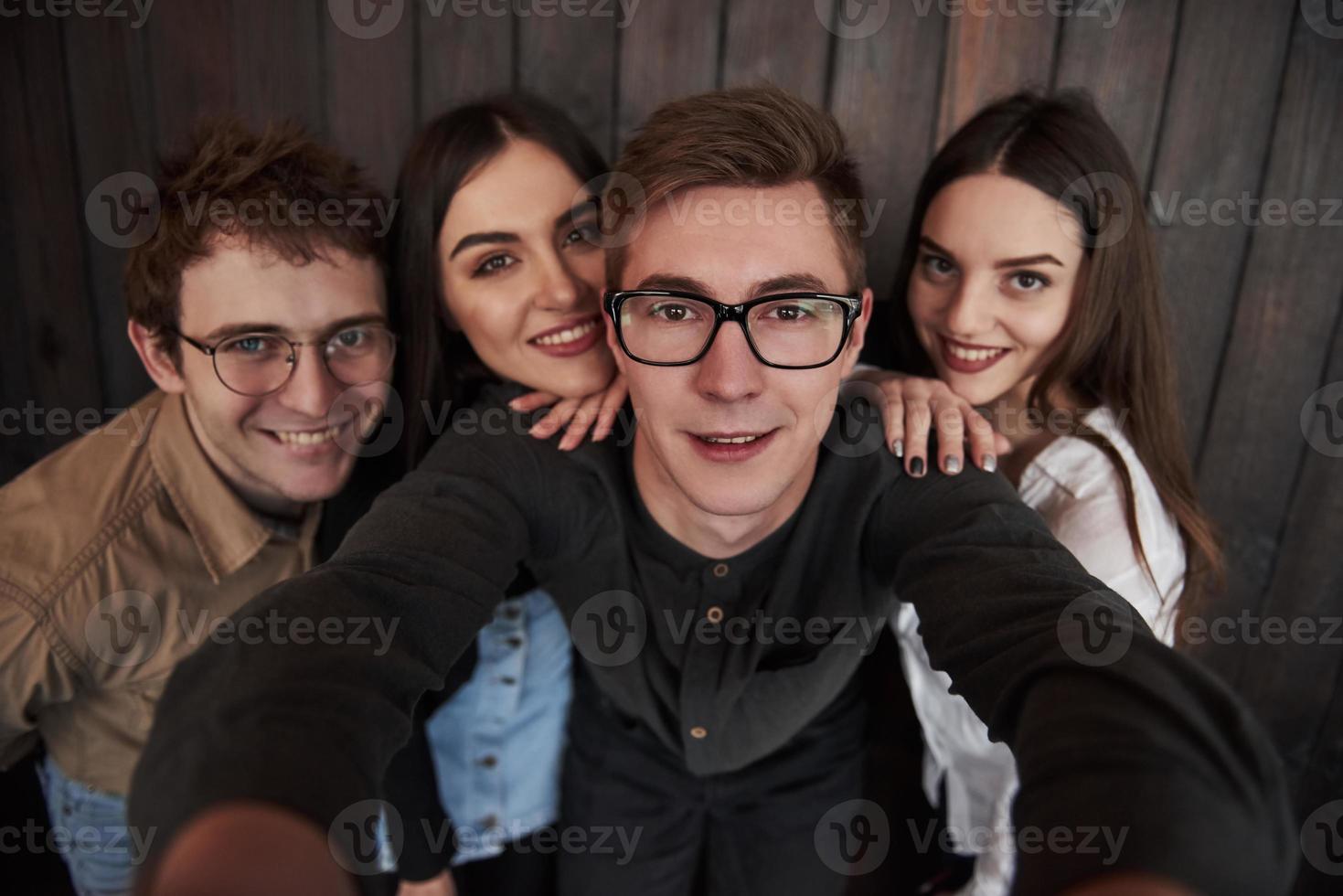 tomando autofoto. cerrar la vista frontal de los amigos. hombre con gafas de sol en la habitación foto