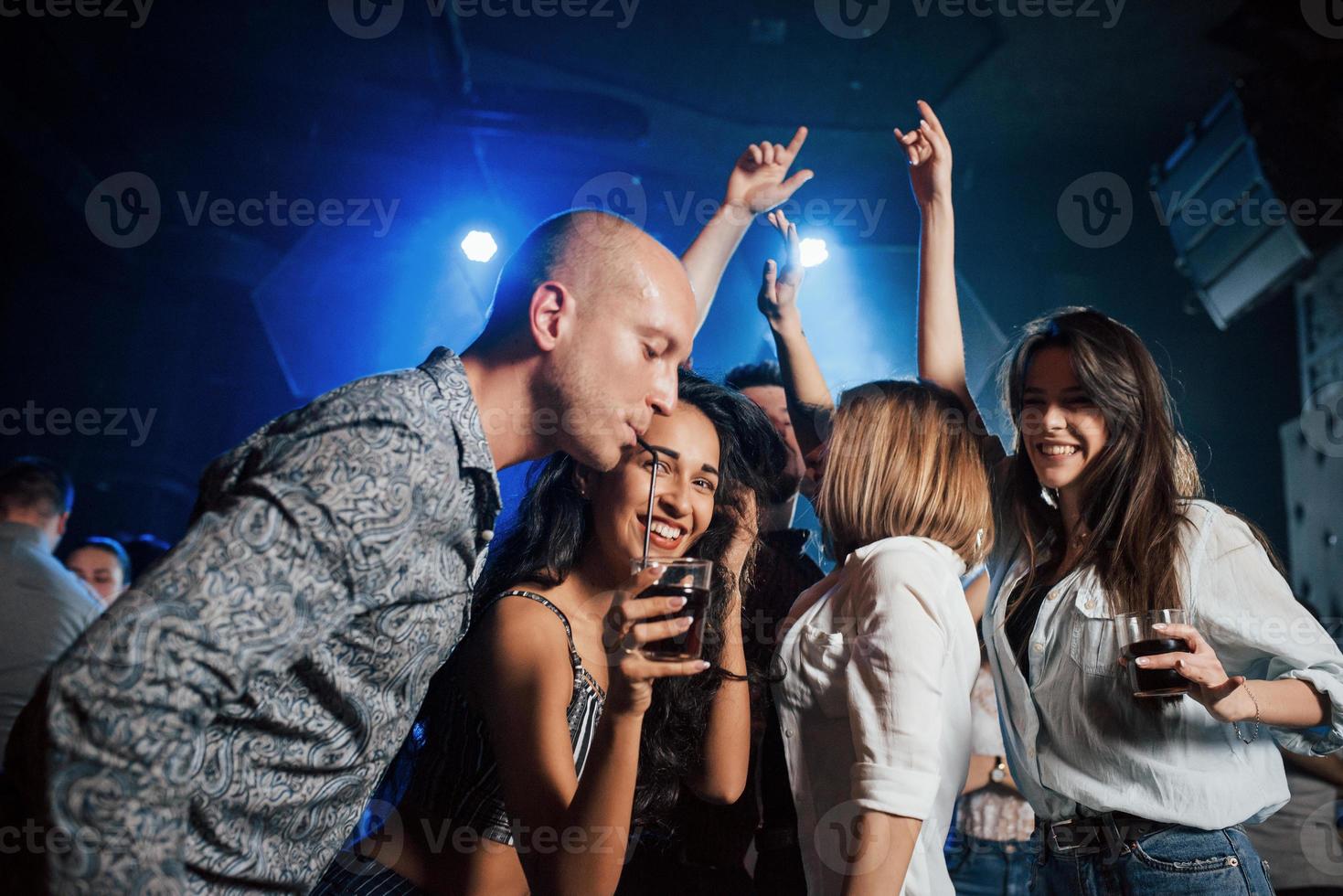 bebida deliciosa hermosos jóvenes tienen fiesta junto con alcohol en la discoteca foto