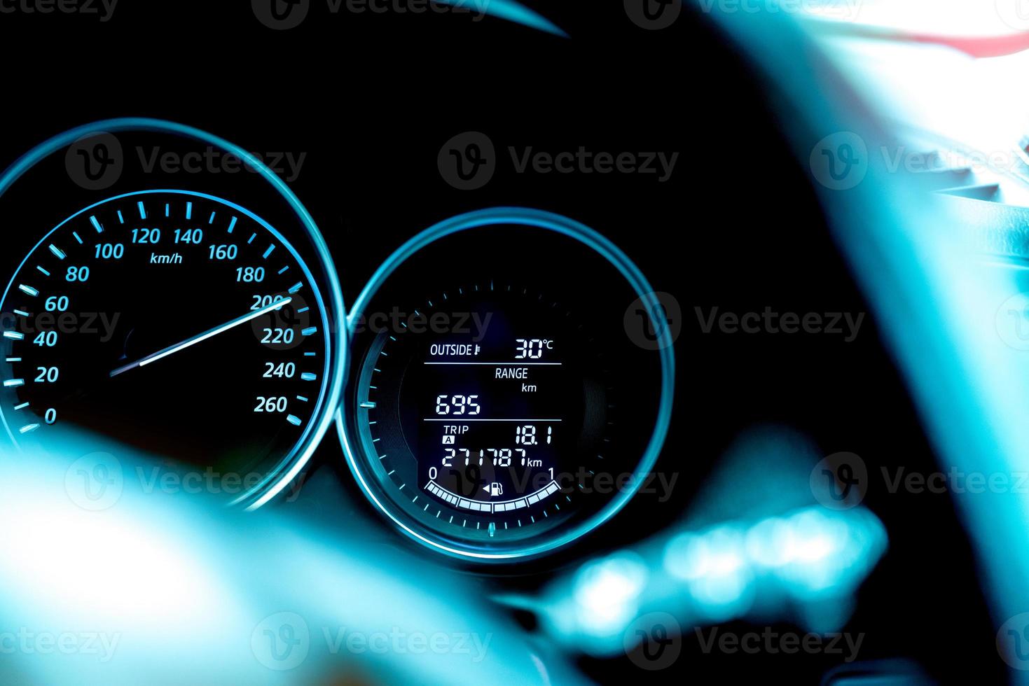 primer plano del panel del salpicadero del indicador de combustible del coche. indicador de gasolina y velocímetro. el indicador de combustible muestra el tanque de gasolina lleno. El tablero de información de datos muestra la temperatura exterior del vehículo, el rango de viaje y el ícono del tanque de combustible. foto