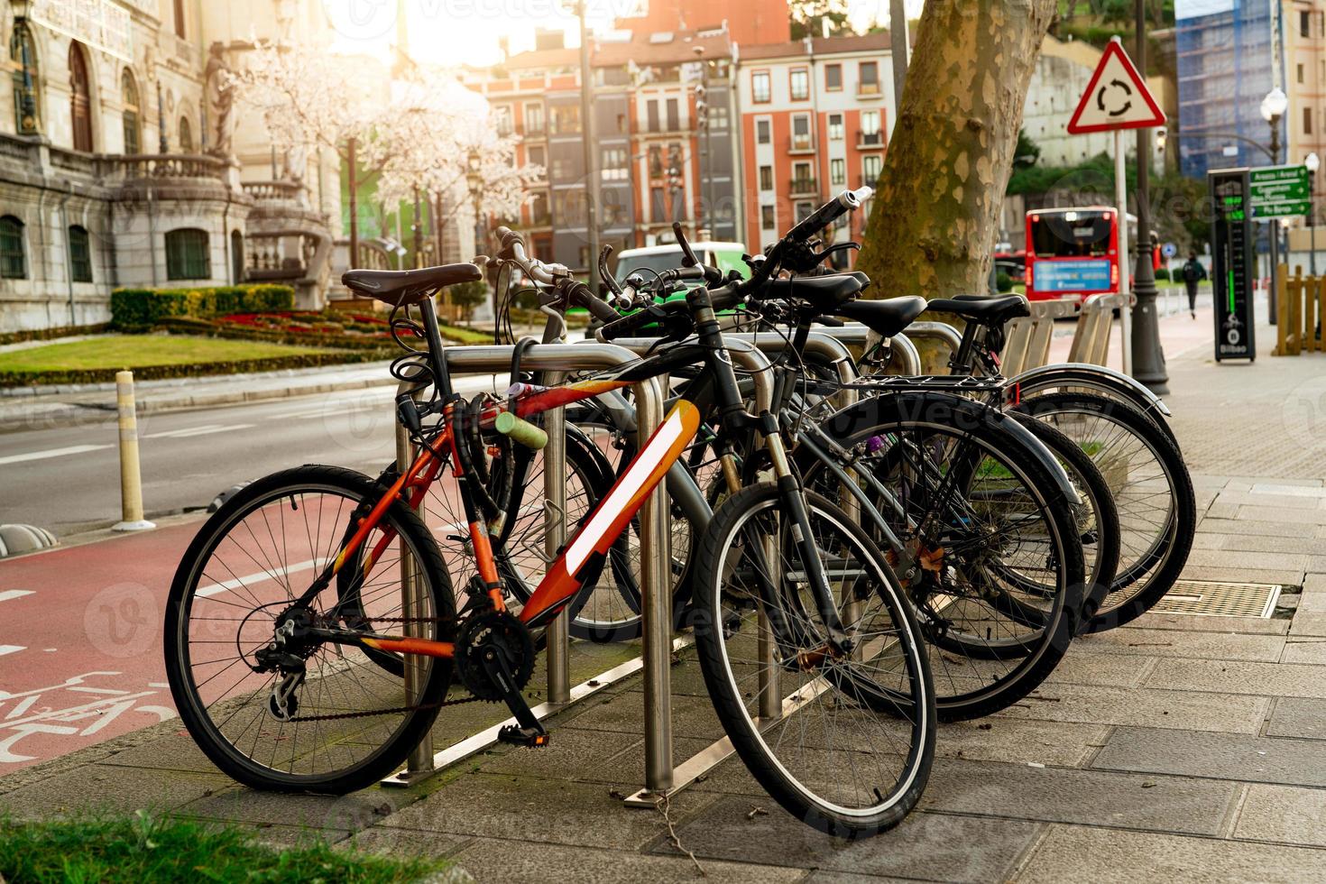 alquiler de bicicletas en la estación de bicicletas para viajar o transportarse en la ciudad. viajes sostenibles. sistema de bicicletas compartidas. bicicleta para recorrido por la ciudad en la estación de estacionamiento de bicicletas. transporte ecológico. transporte urbano. foto