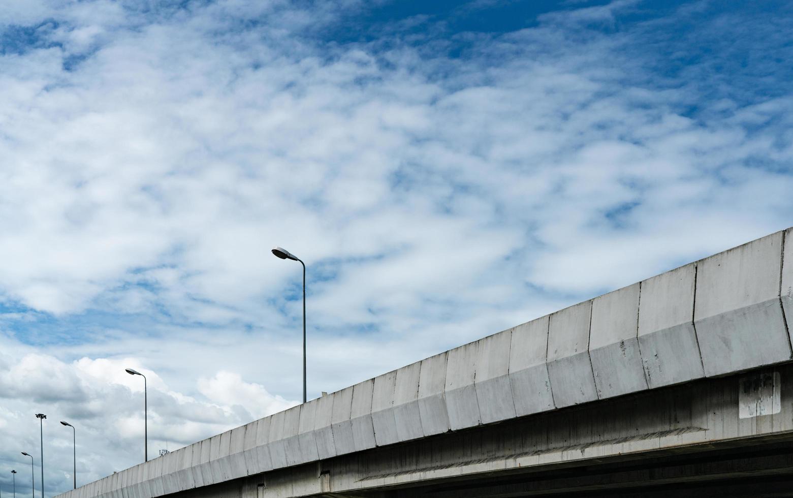 Carretera elevada de hormigón y poste de farola. carretera de hormigón de paso elevado. paso elevado de la carretera. autopista moderna. infraestructura de transporte. construcción de ingeniería de puentes de hormigón. arquitectura de puentes foto