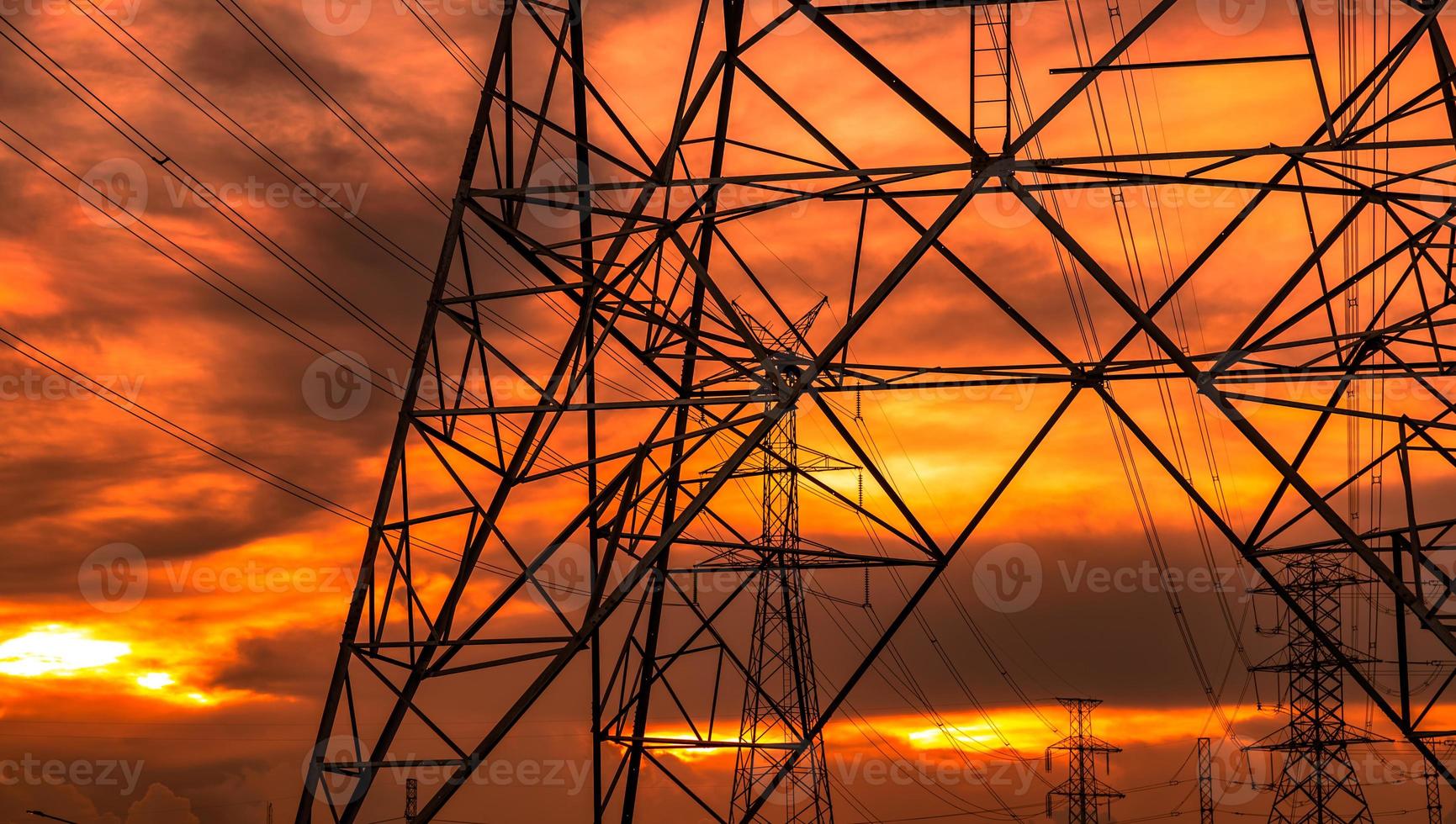 poste eléctrico de alto voltaje y líneas de transmisión por la noche. torres de alta tensión al atardecer. poder y energía. conservación de energía. torre de red de alto voltaje con cable de alambre en la estación de distribución. foto