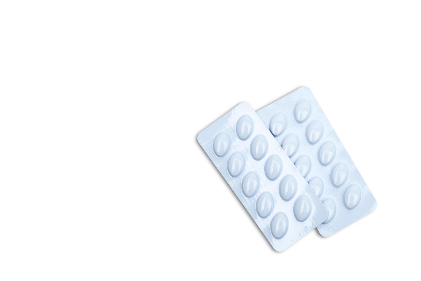 tabletas de estatinas píldora en blíster blanco para embalaje de resistencia a la luz aislado sobre fondo blanco. medicamento para el tratamiento de la dislipidemia. Tabletas para bajar lipidos pastillas. Hiperlipidemia por estatinas. foto