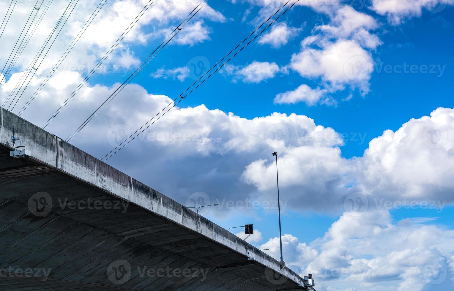 vista inferior de la carretera de hormigón elevada. carretera de hormigón de paso elevado. estructura de paso elevado de carretera. autopista moderna. infraestructura de transporte. construcción de ingeniería de puentes de hormigón. arquitectura de puentes foto