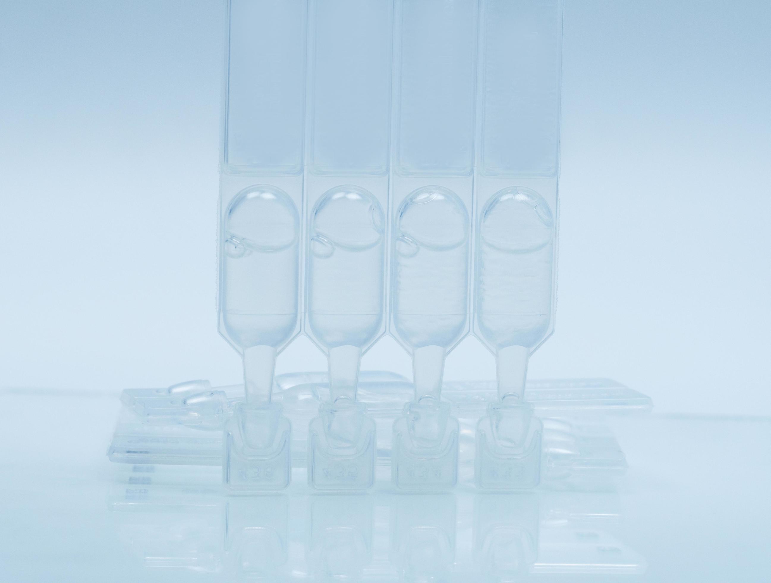 Artificial tears in one day use packaging container with re