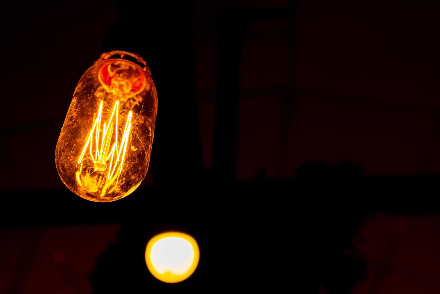 foto macro de bombilla iluminada. vista de cerca de filamentos iluminados individualmente.