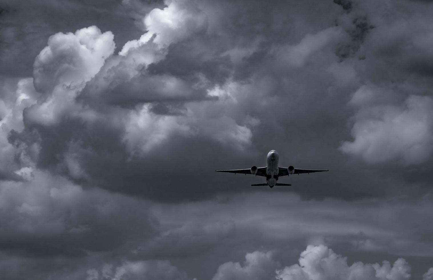 avión volando sobre cielo oscuro y nubes blancas. aerolínea comercial con concepto de destinos de ensueño. concepto de crisis empresarial de aviación. vuelo de vacaciones de viaje fallido. transporte aéreo. viaje triste. foto