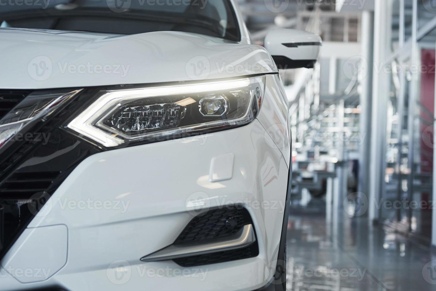 coche blanco nuevo y moderno en el salón. listo para la venta. perfectamente pulido foto