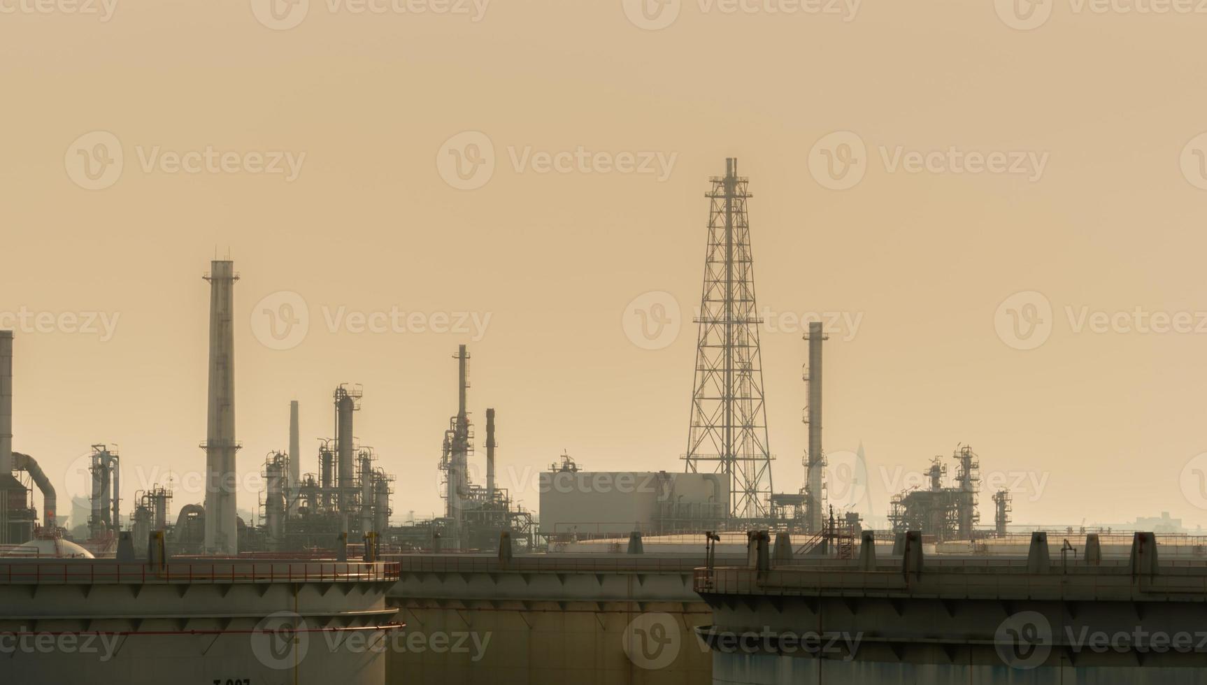 contaminación del aire en la planta de refinería de petróleo. mala calidad del aire lleno de polvo. el calentamiento global por el problema de la contaminación del aire. problema ambiental del monóxido de carbono del gas y el polvo. Problema de la tarde 2.5. foto